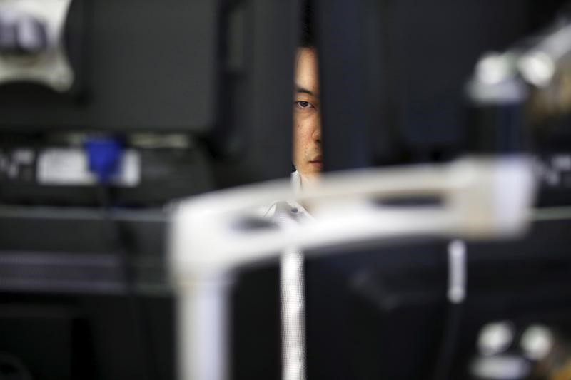 © Reuters. FILE PHOTO: A currency dealer works at a dealing room of a bank in Seoul