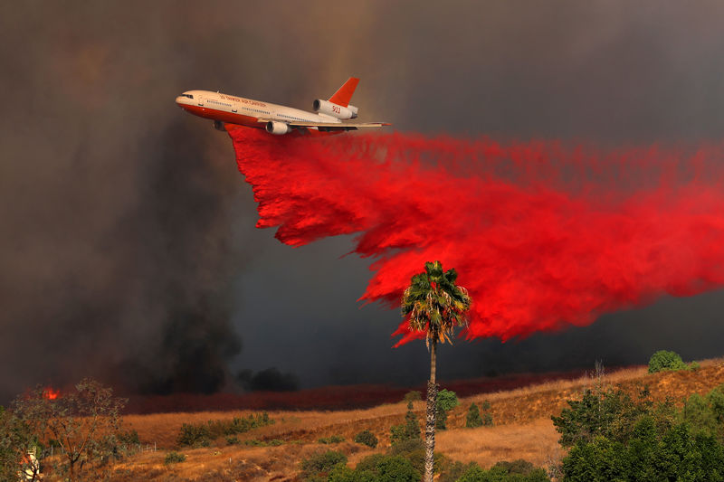 © Reuters. Avião tenta controlar incêndios na Califórnia