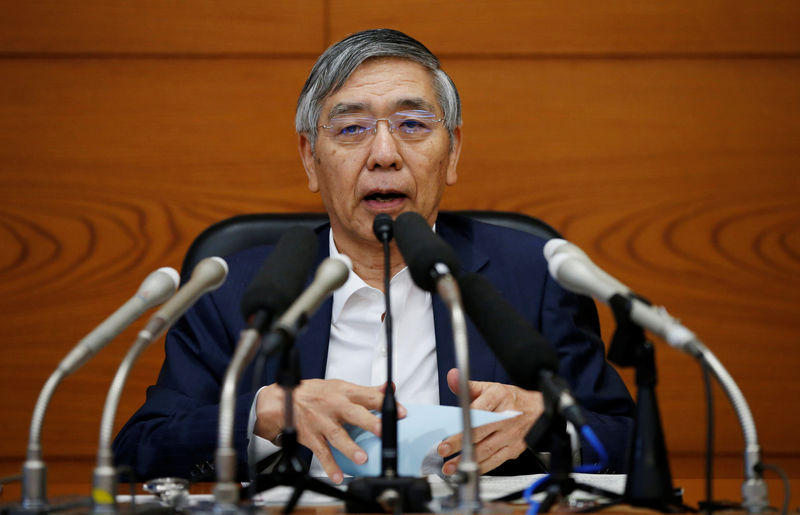 © Reuters. BOJ Governor Kuroda attends a news conference at the BOJ headquarters in Tokyo