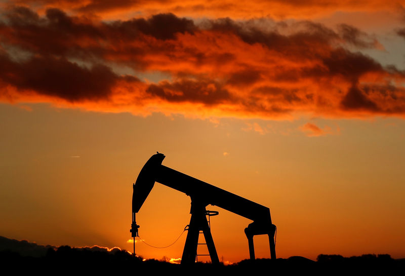 © Reuters. A oil pump is seen at sunset outside Scheibenhard