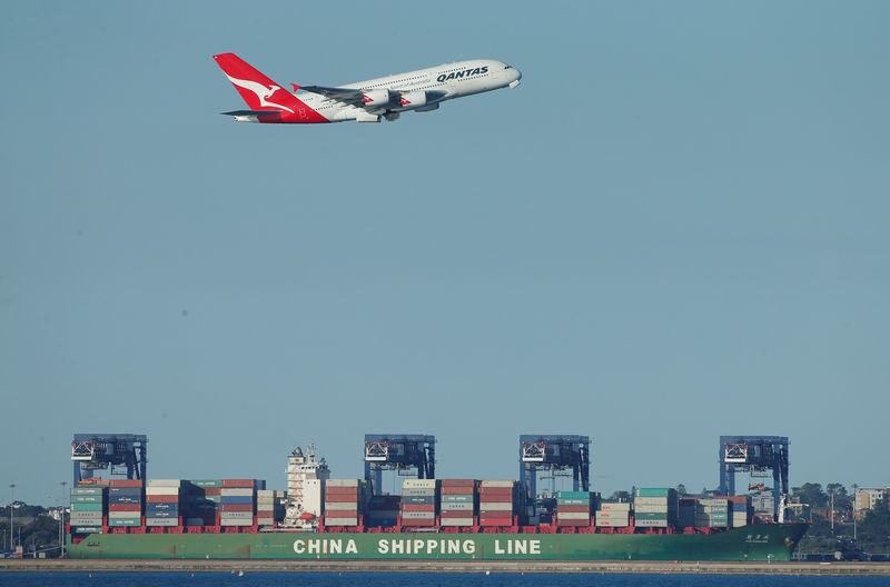 © Reuters. FILE PHOTO: Qantas flight QF1, an A380 aircraft, takes off from Sydney International Airport en route to Dubai, above Botany Bay