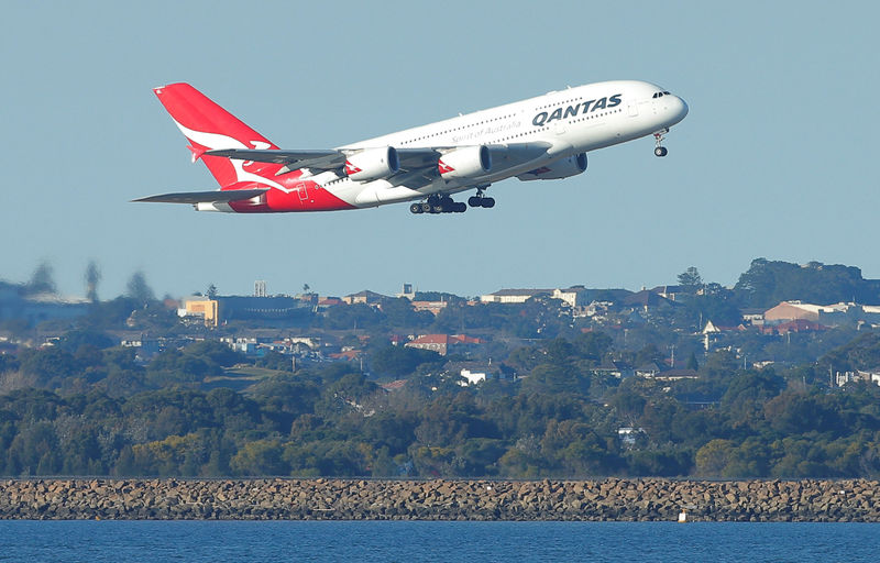 © Reuters. FILE PHOTO: Qantas flight QF1, an A380 aircraft, takes off from Sydney International Airport en route to Dubai, above Botany Bay