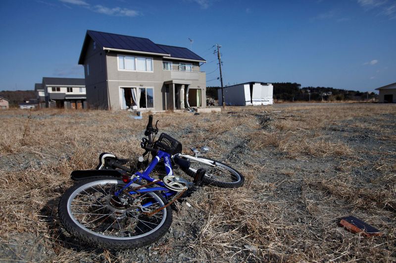 © Reuters. FILE PHOTO: An abandoned child's bicycle is seen in Tomioka town in the Fukushima exclusion zone