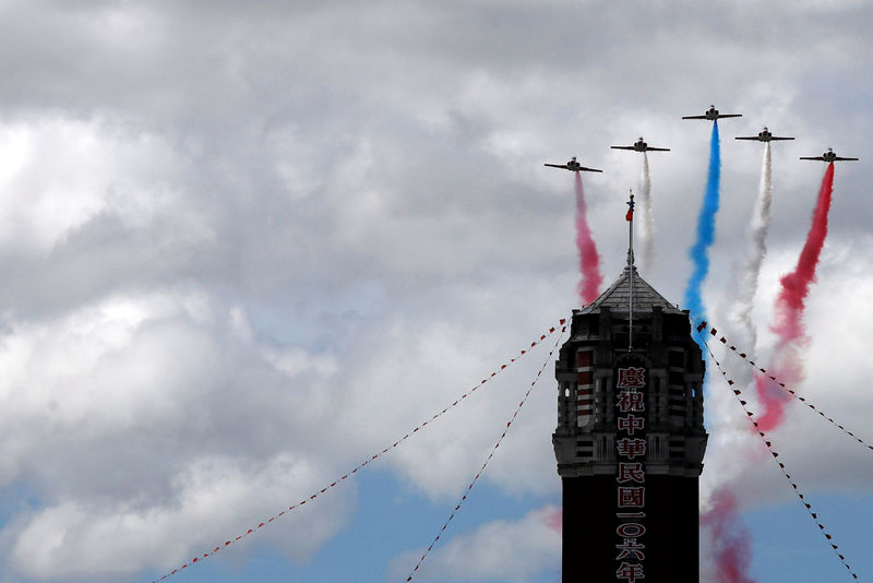 © Reuters. Taiwanese aerobatic fighter jet troupe "Thunder Tigers" perform during the National Day celebrations in Taipei