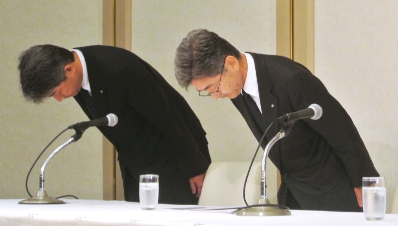 © Reuters. Kobe Steel's executive vice president Naoto Umehara bows his head to apologize at a news conference in Tokyo