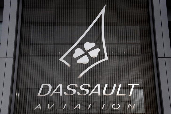 © Reuters. FILE PHOTO -  The logo of French airplanes maker Dassault Aviation is seen on the Dassault Aviation factory in Merignac near Bordeaux