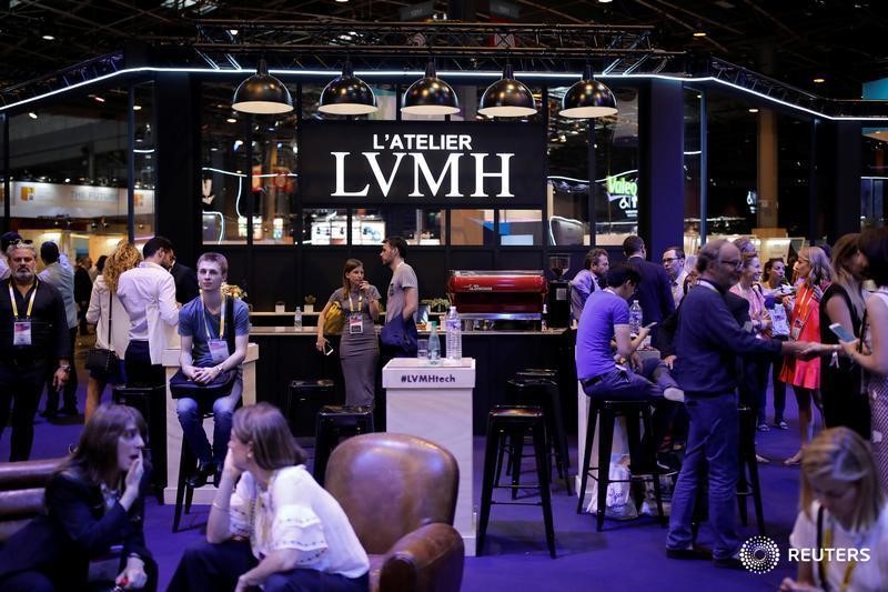 © Reuters. Las bolsas europeas vacilan en la apertura, LVMH impulsa al sector de lujo