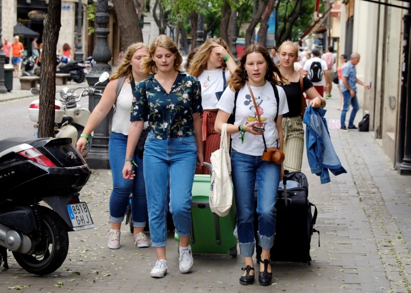 © Reuters. El Gobierno español espera más de 80 millones de turistas este añoa
