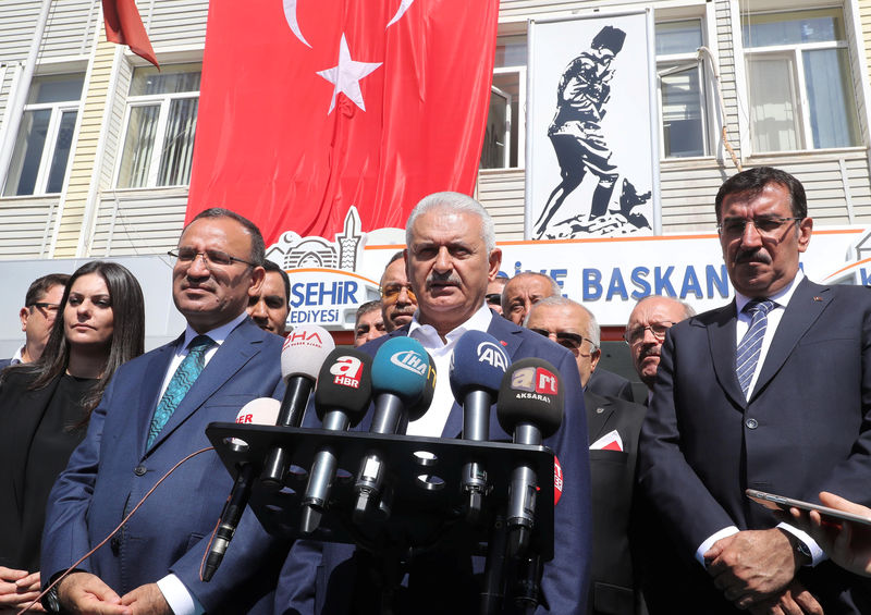 © Reuters. Turkish Prime Minister Binali Yildirim speaks to media in Kirsehir