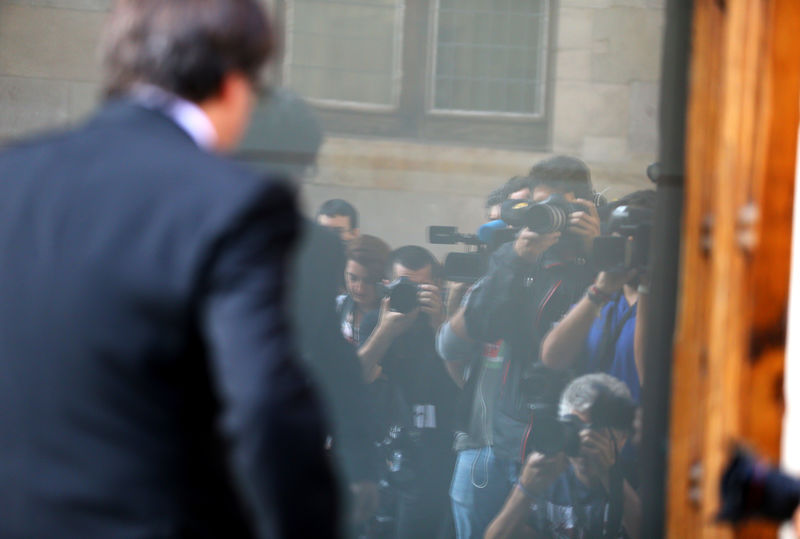 © Reuters. Catalan President Carles Puigdemont arrives for a cabinet meeting at the regional government headquarters, the Generalitat, in Barcelona