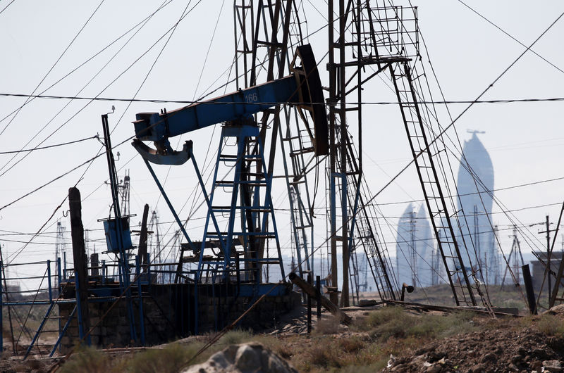 © Reuters. Насос-качалка на нефтяном месторождении недалеко от Баку, Азербайджан