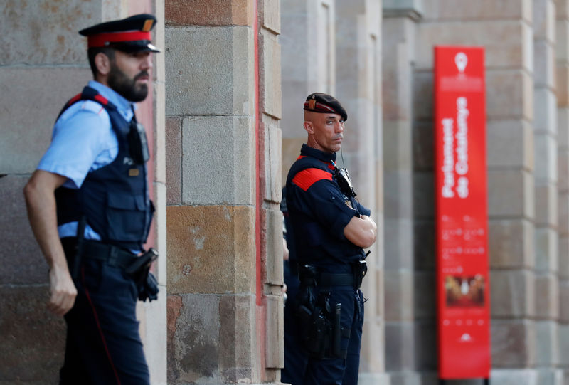 © Reuters. Agentes da polícia regional da Catalunha, em frente à Assembleia regional em Barcelona, Espanha