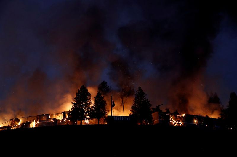 © Reuters. Incêndio florestal na vinícola Hilton Sonoma em Santa Rosa, na Califórnia