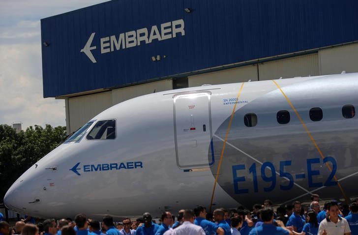 © Reuters. Protótipo do avião E195-E2, da Embraer, é visto em São José dos Campos, Brasil