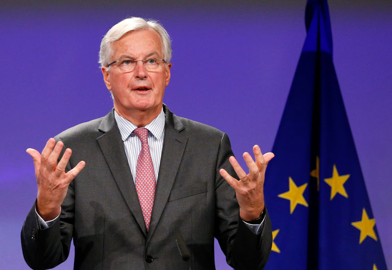 © Reuters. EU's chief Brexit negotiator Barnier holds a joint news conference with Britain's Secretary of State for Exiting the EU Davis in Brussels