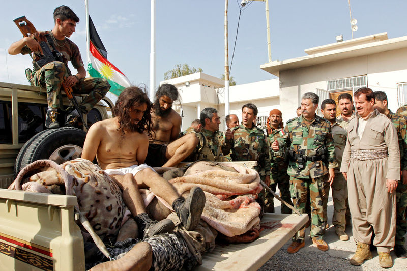 © Reuters. Forças curdas detêm homens supeitos de serem militantes do Estado Islâmico em Kirkuk, no Iraque