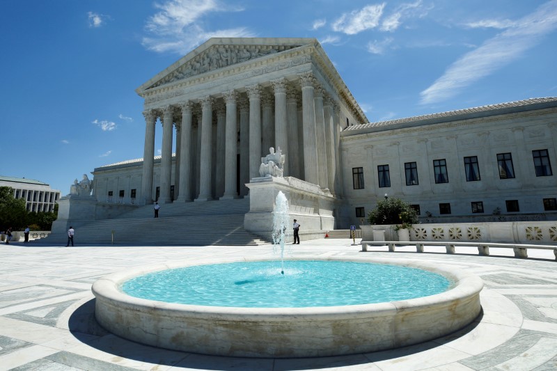 © Reuters. FILE PHOTO: The building of the U.S. Supreme Court in Washington