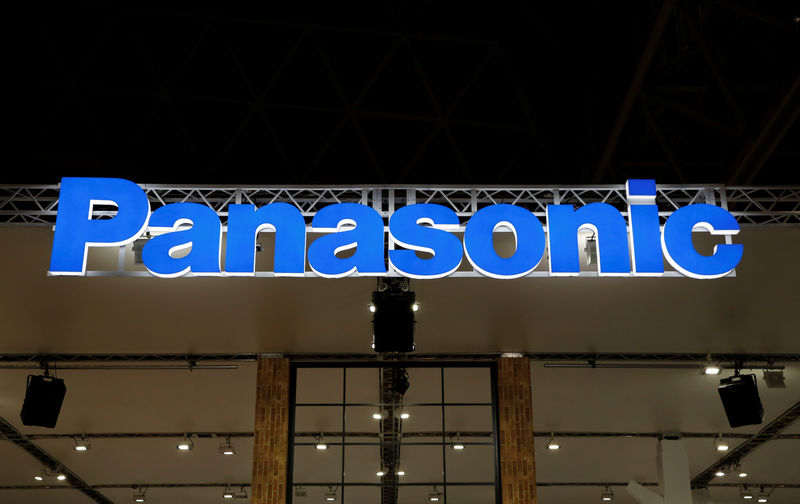 © Reuters. Logo da Panasonic é visto em feira de tecnologia em Chiba, no Japão