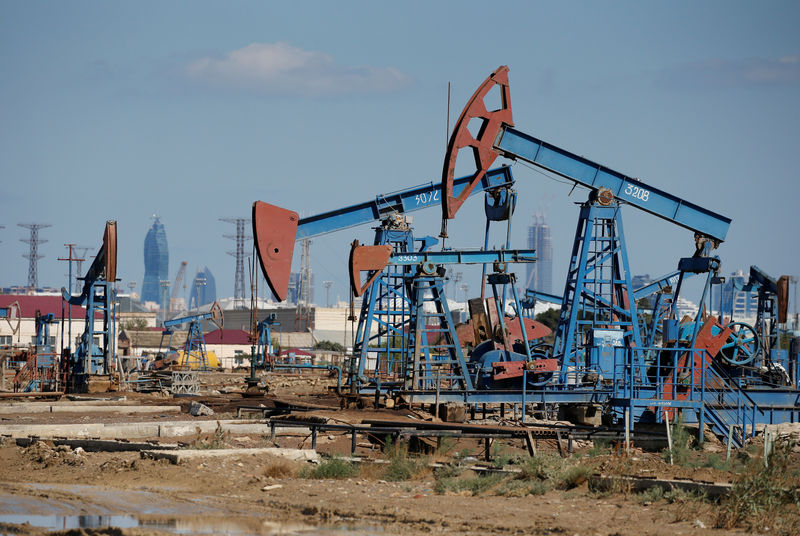 © Reuters. Насосы на нефтяном месторождении на берегу Каспийского моря