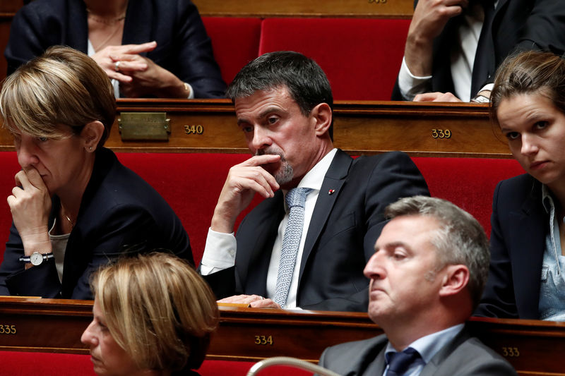 © Reuters. GUERRE OUVERTE ENTRE VALLS ET MÉLENCHON