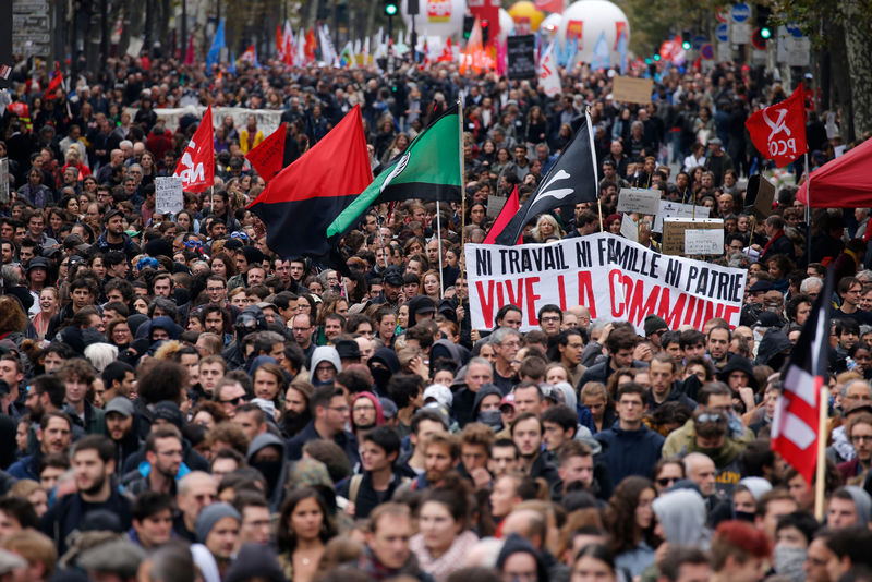 © Reuters. Visão geral de manifestação de funcionários públicos franceses, que participam de greve nacional contra reformas do governo, em Paris