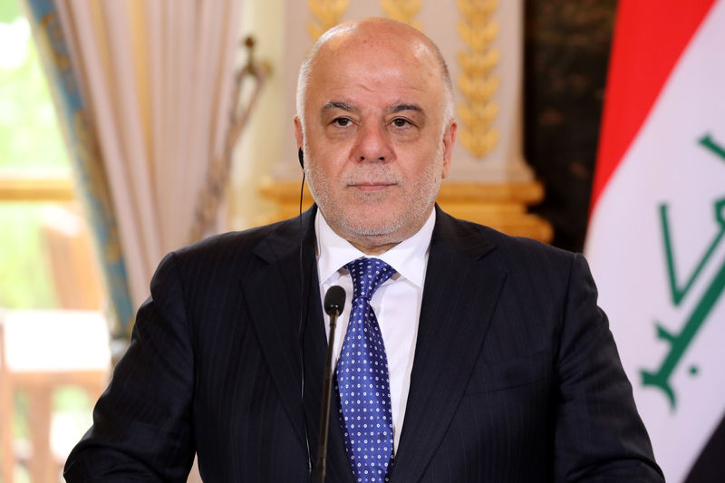 © Reuters. Iraqi Prime minister Haider Al-Abadi speaks during a joint news conference with French President Emmanuel Macron at the Elysee Palace in Paris