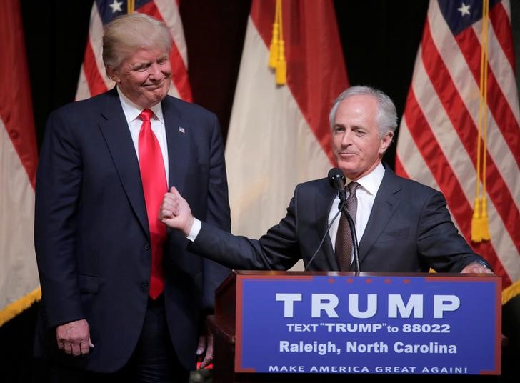 © Reuters. Republican U.S. presidential candidate Donald Trump listens as Senator Bob Corker (R-TN) speaks at a campaign rally in Raleigh