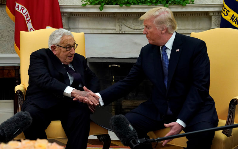 © Reuters. Trump meets Kissinger at the White House in Washington