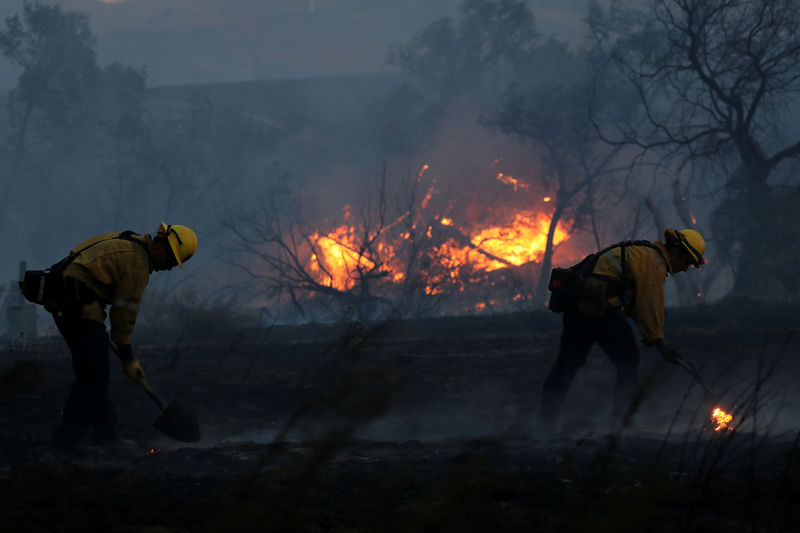 © Reuters. Bombeiros trabalham para conter fogo na Califórnia