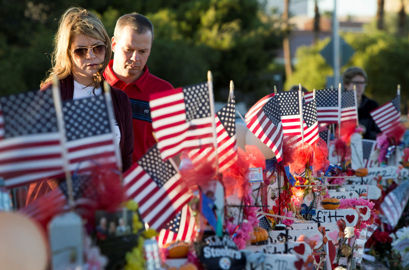 © Reuters. Casal observa homenagens a vítimas de Las Vegas