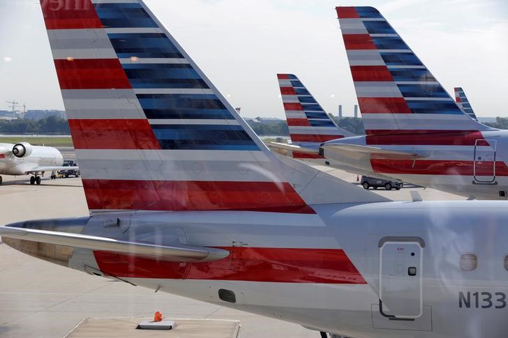 © Reuters. FILE PHOTO: American Airlines aircraft are parked at Ronald Reagan Washington National Airport in Washington.