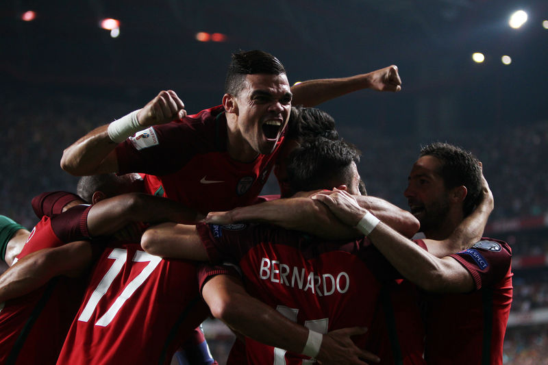 © Reuters. البرتغال بطلة أوروبا تتأهل لكأس العالم 2018