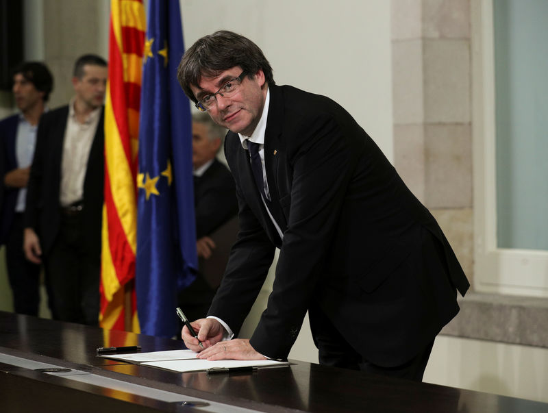 © Reuters. زعيم قطالونيا يوقع وثيقة تعلن استقلال الإقليم عن إسبانيا