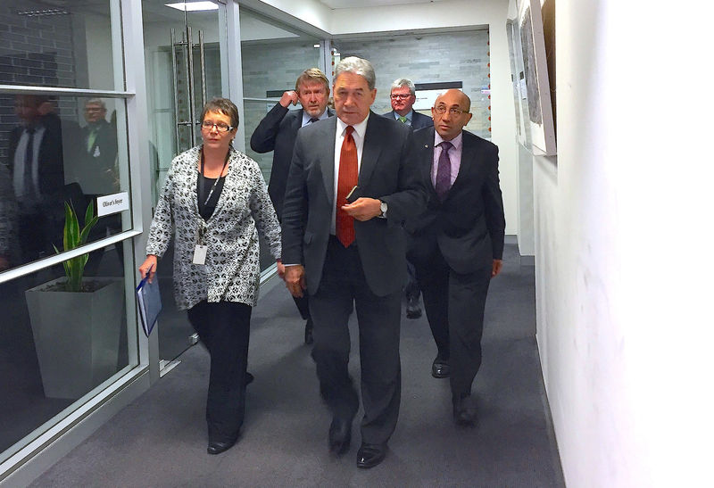 © Reuters. Winston Peters, leader of the New Zealand First Party, walks with officials to a meeting in Wellington