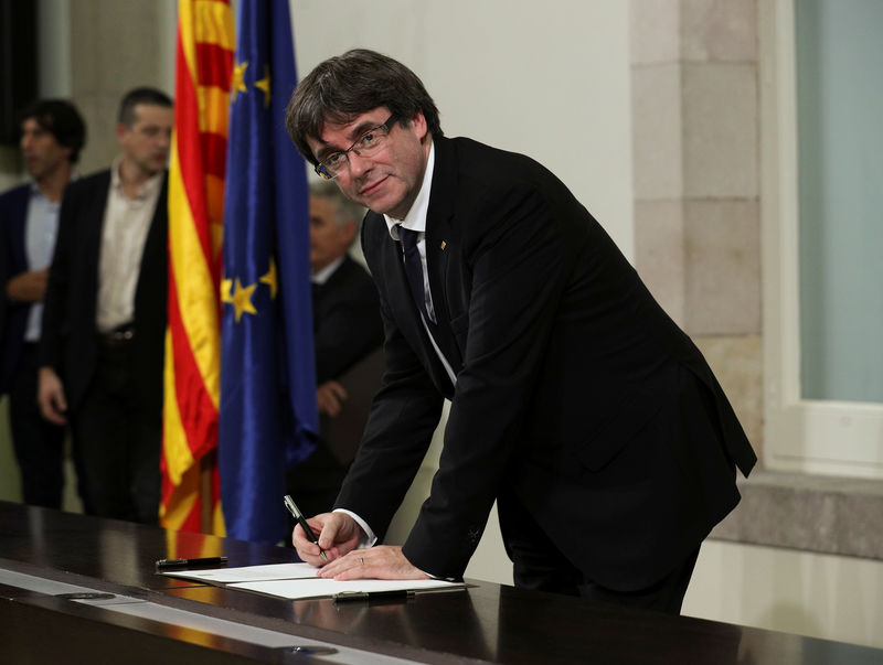 © Reuters. Presidente catalão Carles Puigdemont assina declaração de independência da Catalunha