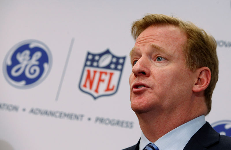 © Reuters. FILE PHOTO: Roger Goodell announcing an Initiative to improve the diagnosis and treatment of brain injuries in New York