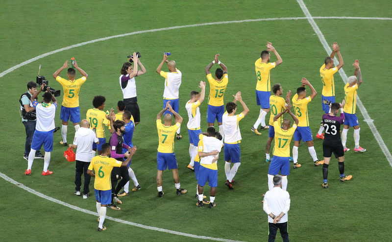 © Reuters. Uruguay, Argentina y Colombia acompañan a Brasil al Mundial