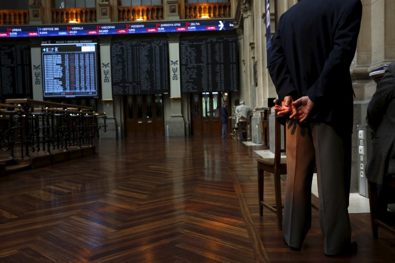 © Reuters. Traders look at computer screens at Madrid's bourse