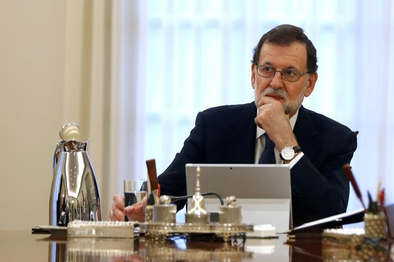 © Reuters. Spain´s Prime Minister Mariano Rajoy attends a cabinet meeting at the Moncloa Palace in Madrid