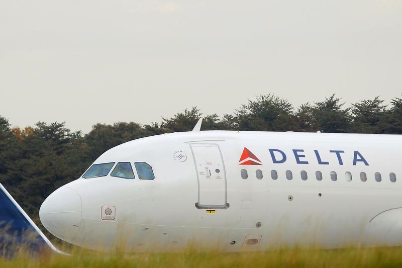 © Reuters. FILE PHOTO -  A Delta Airlines jet lines up at BWI Thurgood Marshall International Airport near Baltimore Maryland