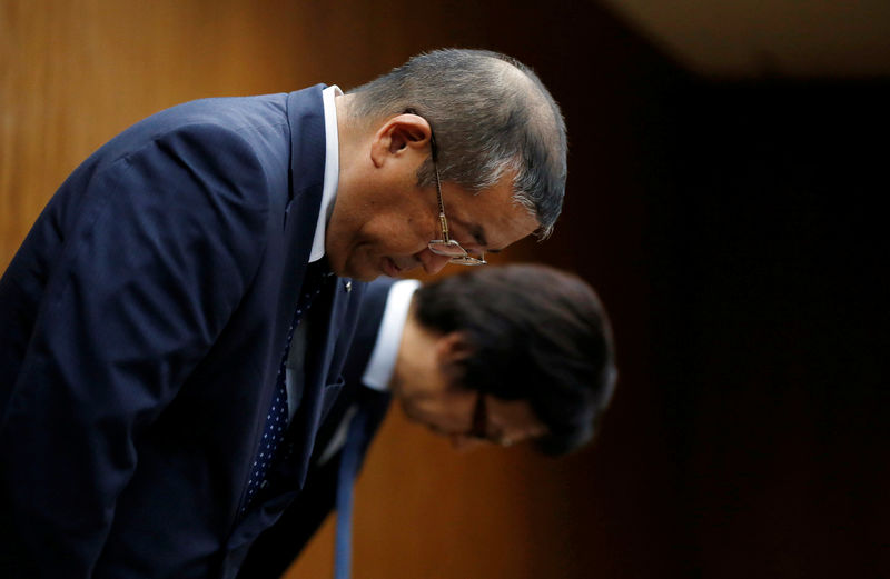 © Reuters. Kobe Steel Ltd Managing Executive Officer Katsukawa bows with other executive during a news conference in Tokyo