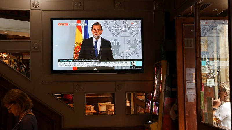 © Reuters. Primeiro-ministro da Espanha, Mariano Rajoy, durante pronunciamento televisionado em bar, em Barcelona
