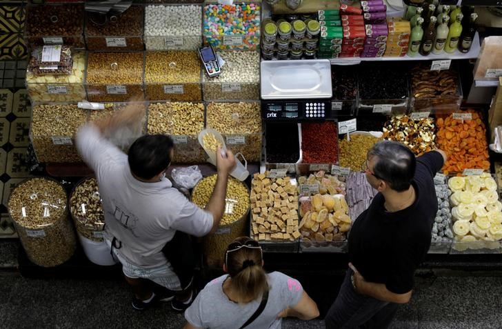 © Reuters. Consumidores fazem compra no Mercado Municipal de São Paulo