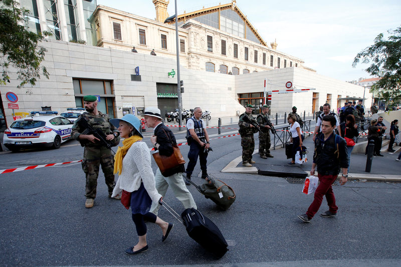 © Reuters. LES PRÉFETS APPELÉS À LA VIGILANCE MAXIMUM APRÈS MARSEILLE