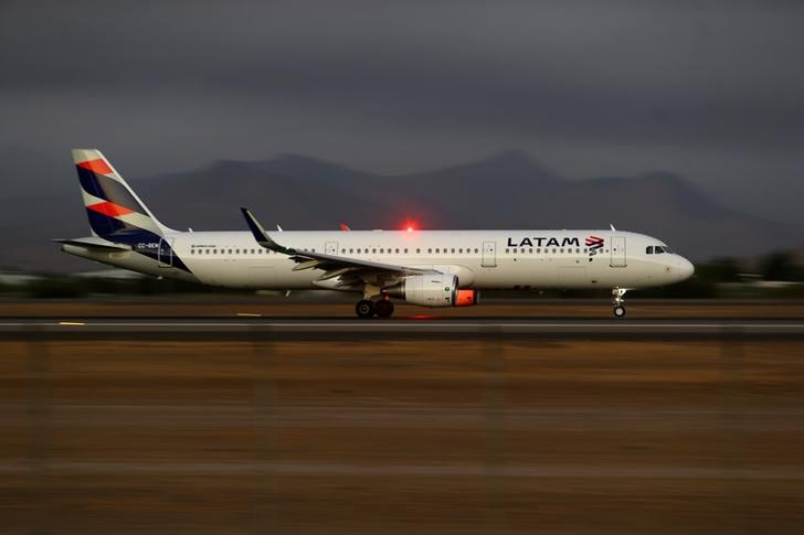 © Reuters. Avião da Latam Airlines decola em Santiago, Chile