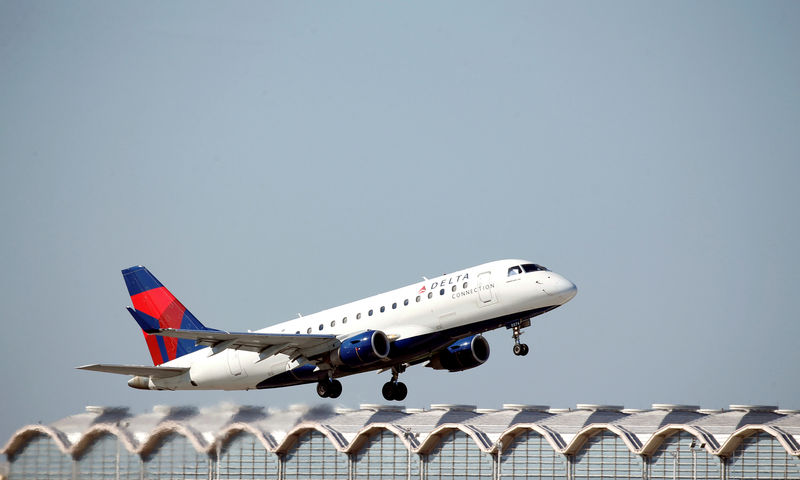 © Reuters. FILE PHOTO: A Delta Airlines jet takes off from Washington National Airport in Washington