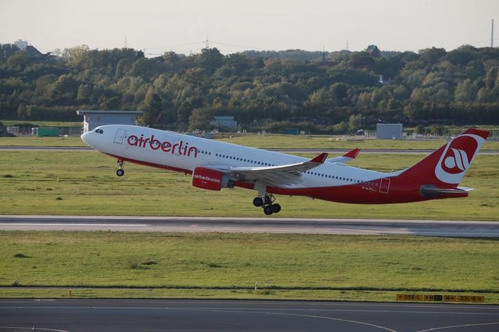 © Reuters. FILE PHOTO: An AirBerlin aircraft takes off from Duesseldorf airport