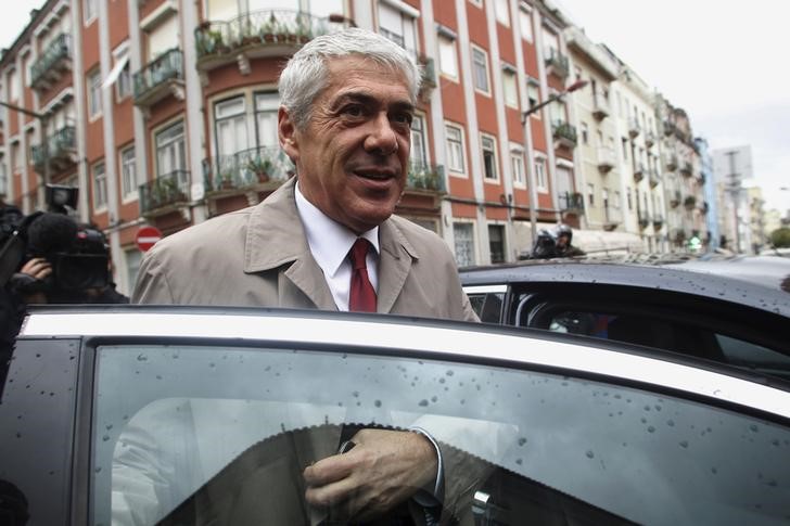 © Reuters. Ex-primeiro-ministro português José Sócrates entra em carro, em Lisboa