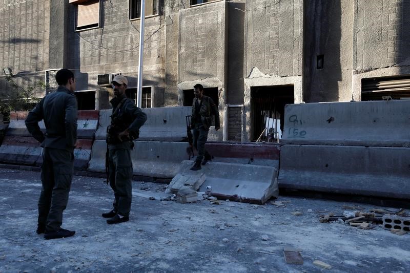 © Reuters. الدولة الإسلامية تعلن مسؤوليتها عن هجوم على مقر الشرطة في دمشق