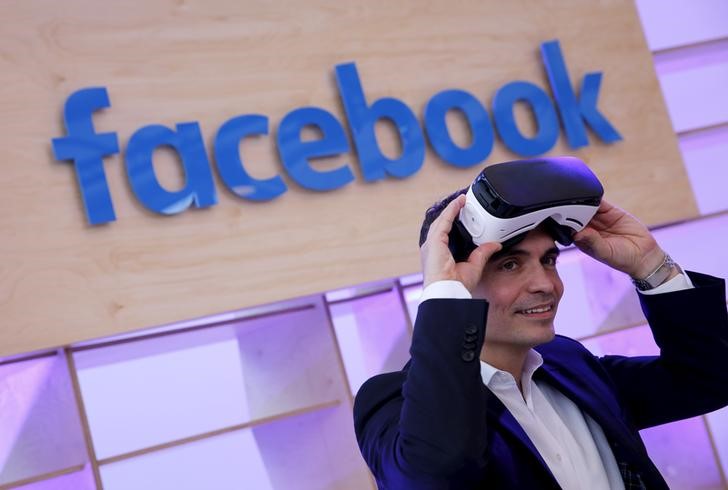 © Reuters. Diretor para Europoa do Facebook veste primeiro modelo do Oculus durante evento da empresa em Berlim, Alemanha